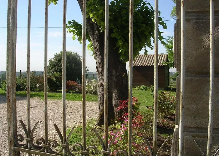 Bed & Breakfast Chateau Les Tours Seguy Saint-Ciers-de-Canesse