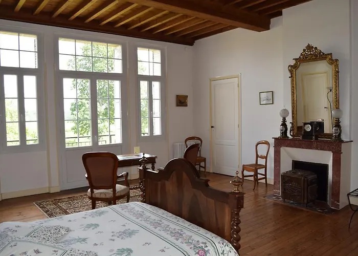 Chateau Les Tours Seguy Bed & Breakfast *
